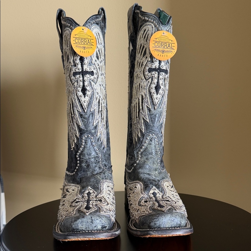 Corral Embroidered Cowboy Boots - Black and Cream… - image 1